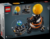 Køb LEGO Technic Jorden og Månen i kredsløb billigt på Legen.dk!